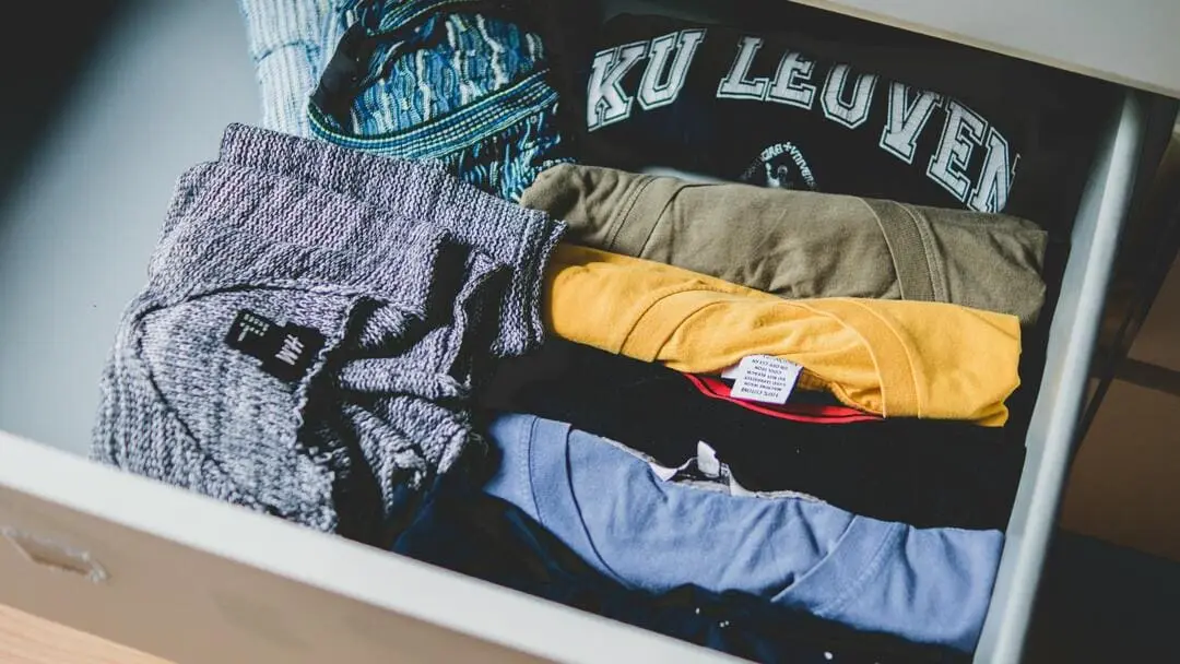 Camisetas dobladas en cajón